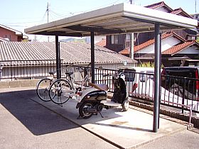 メゾンエミナーンス 駐輪場