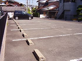 メゾンエミナーンス 駐車場