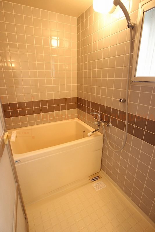 イーストガーデンⅠ 浴室に窓があり換気もできます。