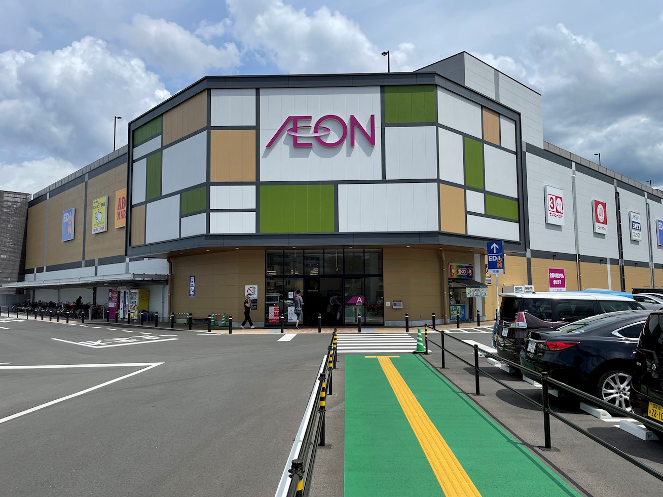 ホワイトハウス干隈 ｲｵﾝ 原店