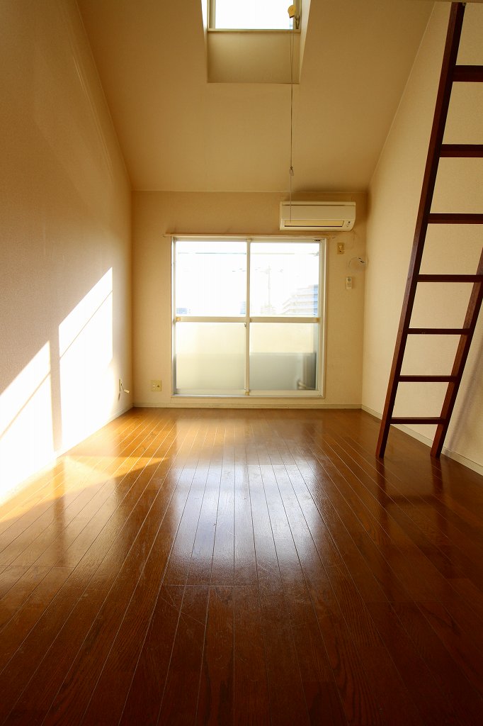 グレイス五条 天窓があり明るいお部屋です