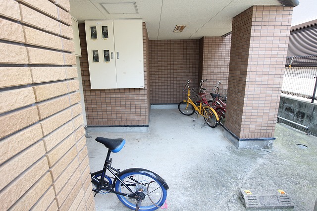 ドミール六本松 駐輪場