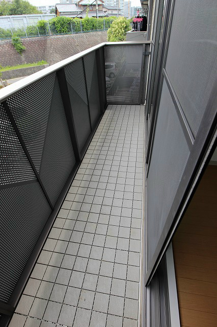 アンシェラ形貝E ベランダの目隠しも背が高く、外からの目線も気になりません。