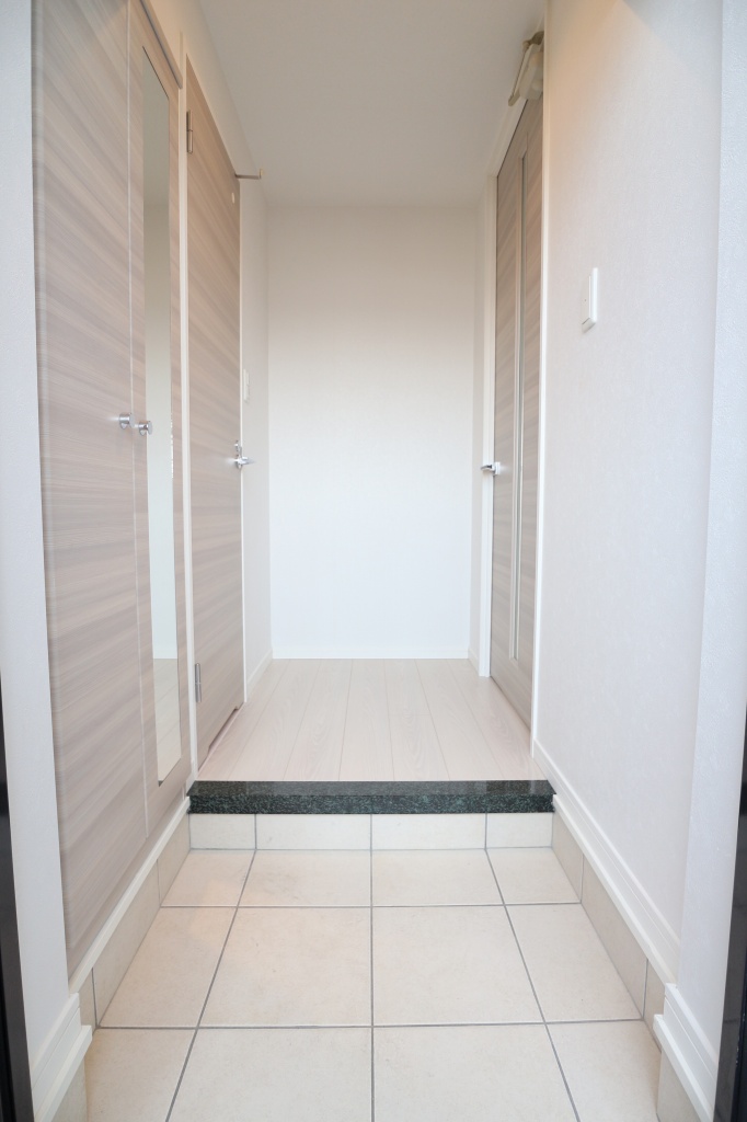 エンクレスト日赤通り 玄関　※別号室参考写真