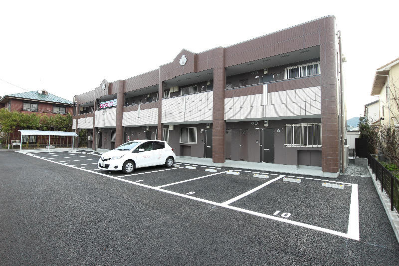 アンフェニ 駐車場も広く、大きな車でも安心です。