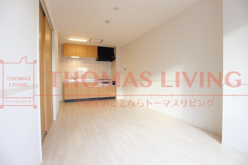 アンフェニ リビングは広く、大型のキッチンが付いています。
