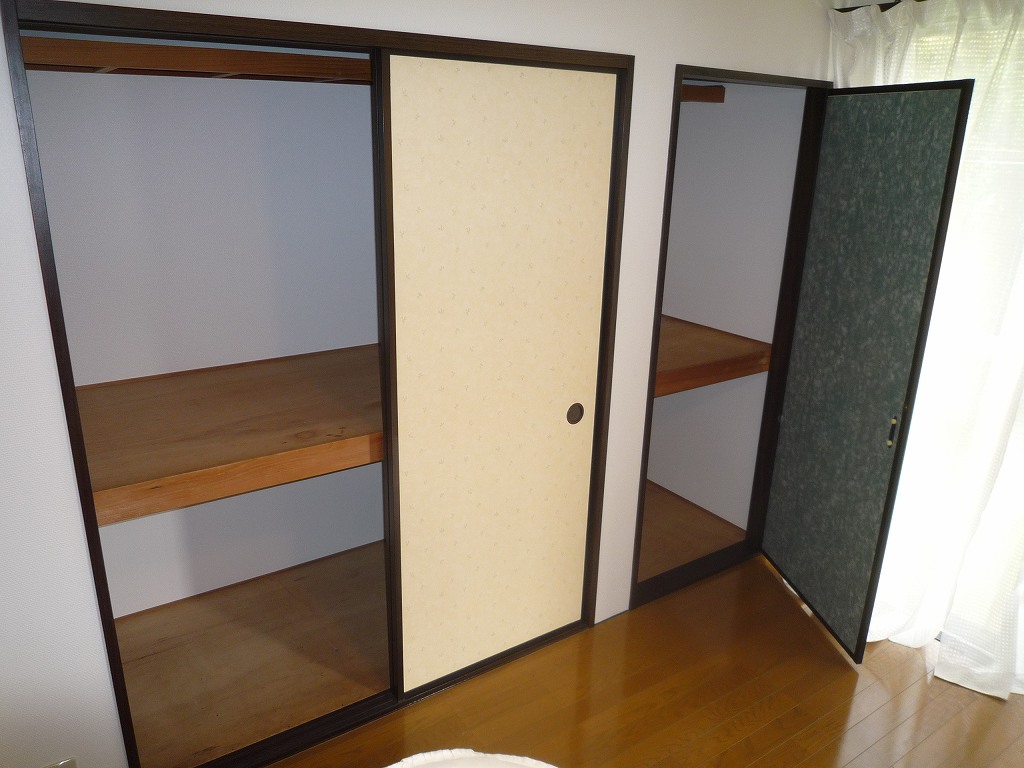 コートビレッジ南 壁一面の収納でお荷物の多い方も安心・別号室参考写真