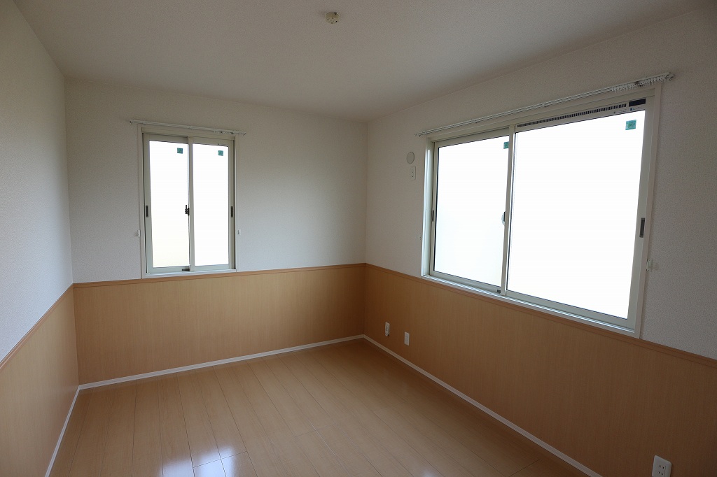 サンフローラ 寝室も角部屋ですので日当たり良好。