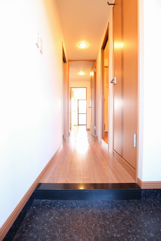 アルビレオB棟  玄関からそれぞれお部屋に繋がる廊下になります。