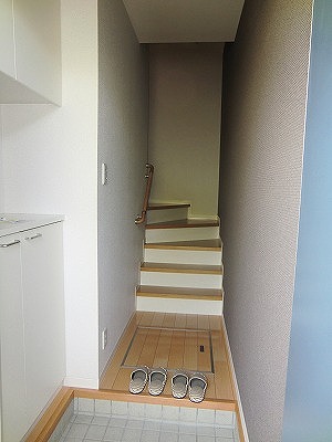 シャーメゾン舞 雨の日でも階段が濡れない内階段です。