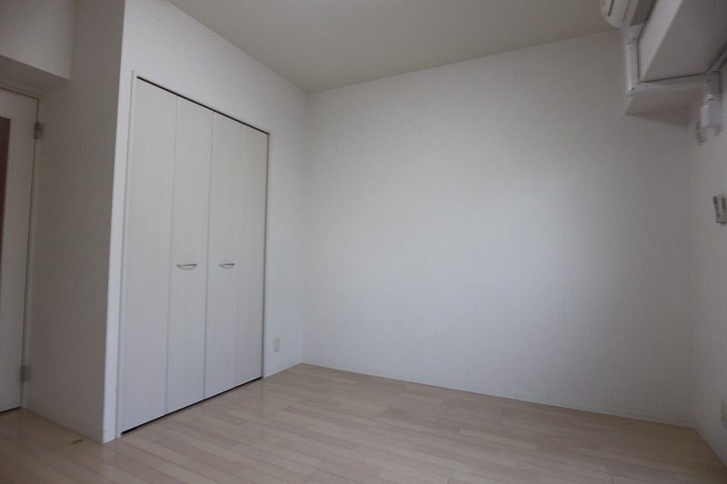 グランシャリオ日の里   ホワイトフローリングのお部屋です。