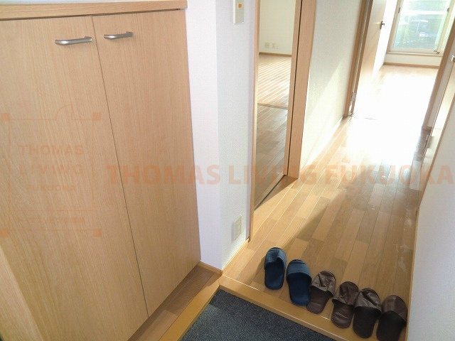 ディモア花見が丘 お部屋の扉を開けると玄関まで明るくなります。