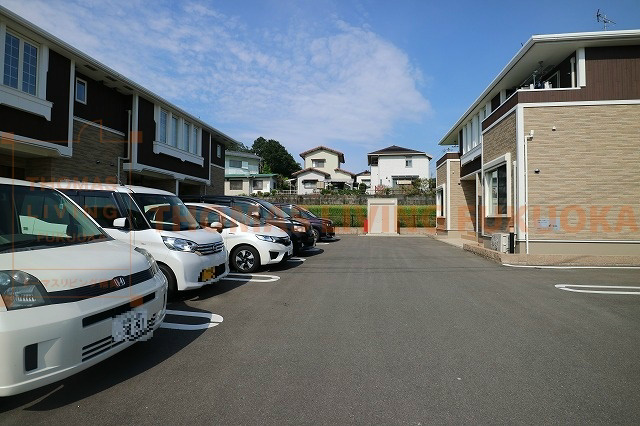 ハクモクレンB棟 敷地内駐車場