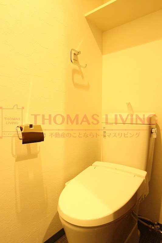CONSONANCE SNG 温水洗浄便座。上部には棚も備え付け。(写真はウッド系フローリングのお部屋)