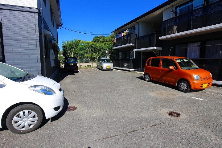 パークサイド都府楼館Ⅰ 広々とした駐車場　