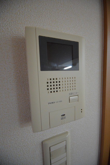 アベンシスパーク　C棟 ドアを開ける前に来客者の顔を確認できます。