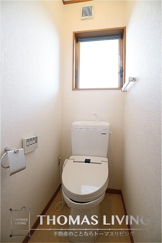 ウイングコート秋松 ウォシュレット付きですよ。小窓があり換気がしやすいですね。