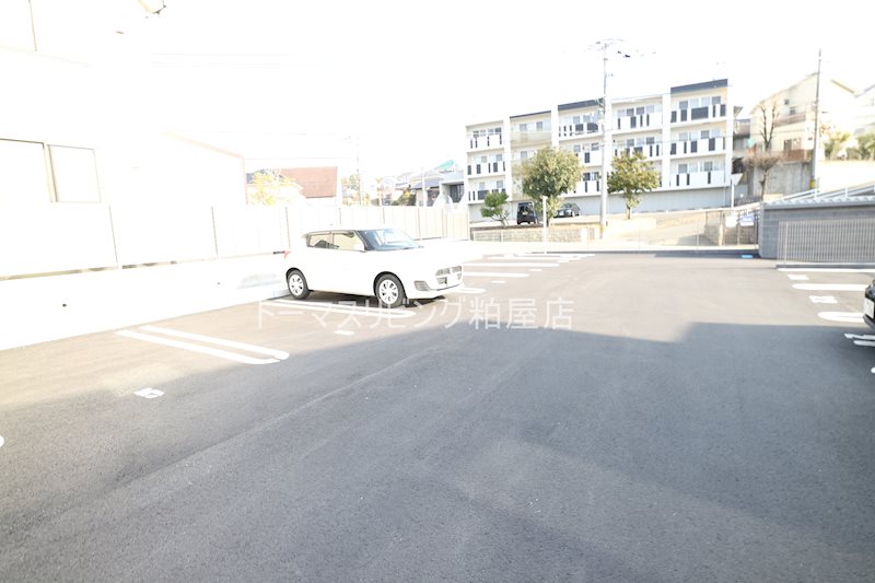 メゾンモンレーヴ 駐車場