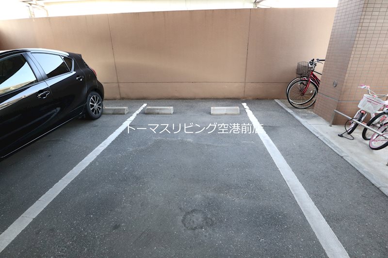 シャトレ東 駐車場