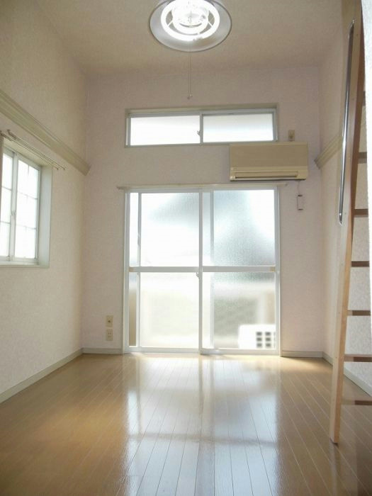 セーヌ香椎東 天井が高く開放感のあるお部屋です。