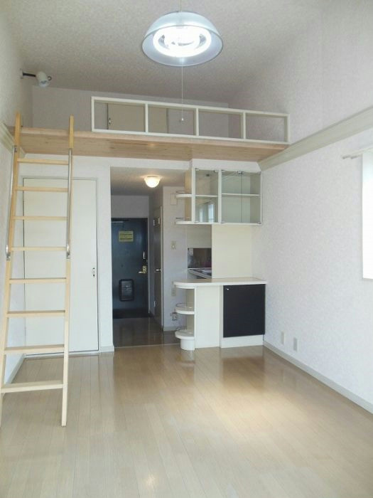 セーヌ香椎東 キッチン横の収納は上部にもあり便利です。