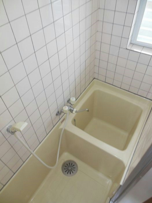 セーヌ香椎東 窓が付いており、換気のしやすい浴室です。