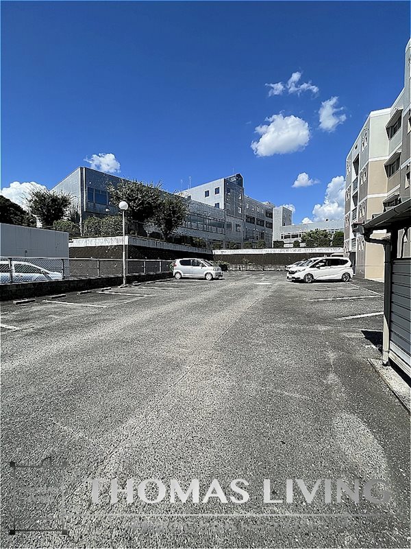 コーポラス高雄 舗装駐車場です。