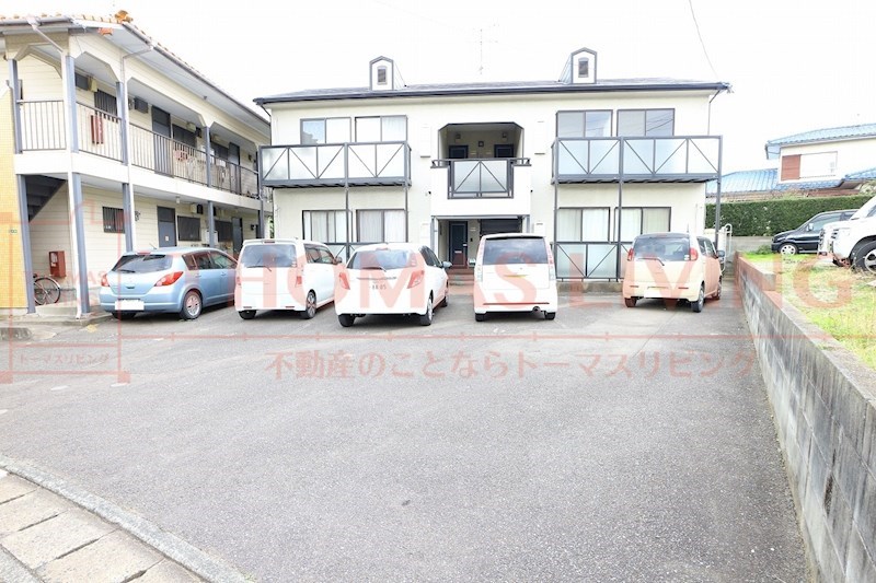 コーポ誠B 建物の前に駐車場がございます。