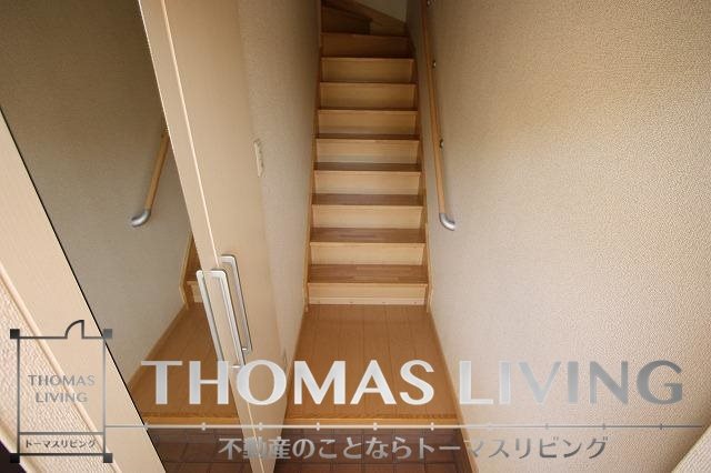 ヴェルドミール Ⅲ 玄関収納御座いますよ。