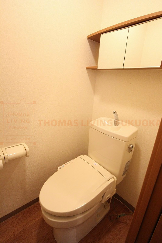 カメリアガーデン 温水洗浄便座付きのトイレです。