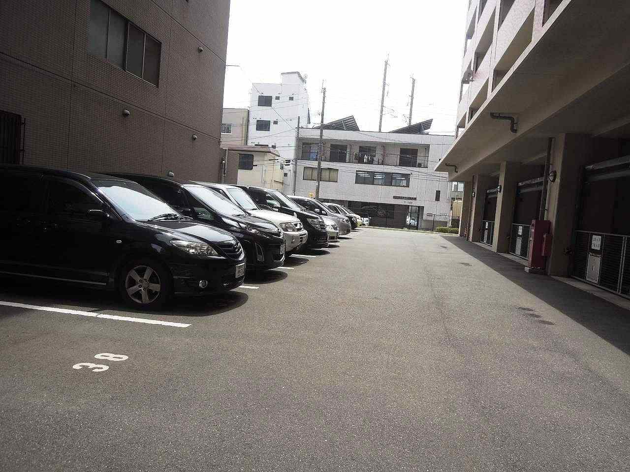 アミティエ博多駅南 敷地内駐車場。