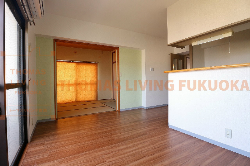 パシオンアネックス １２帖の広々としたリビングです。