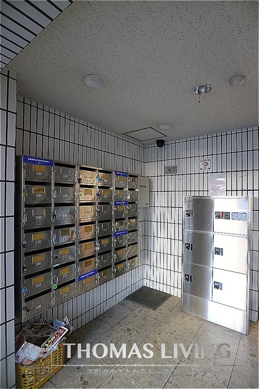 コスモ8 嬉しい宅配ボックス付きです。