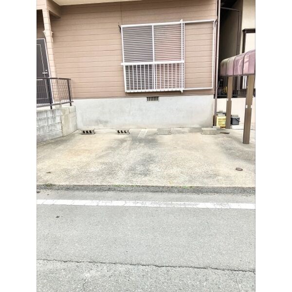 ファミール塔原 駐車場