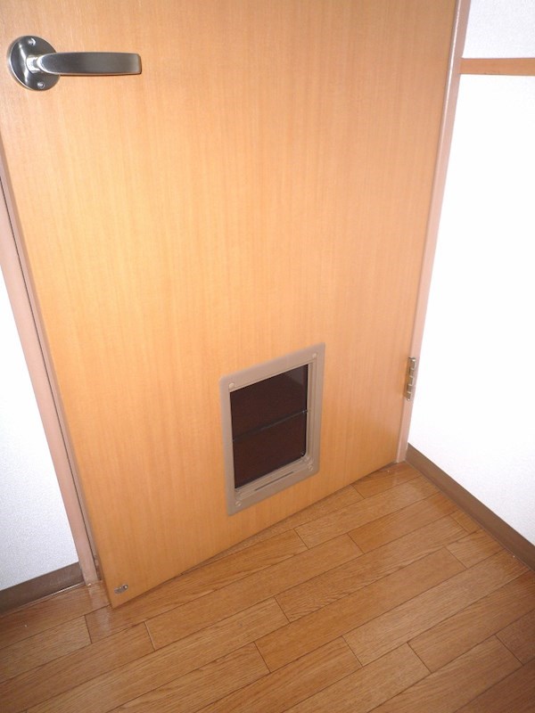 コモドパラッツォ ※別号室参考写真　ペットの出入りできる窓付き