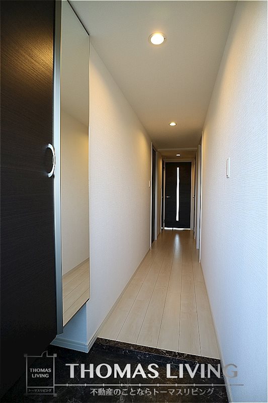エストラーダ天道 シューズボックスには鏡がついております。