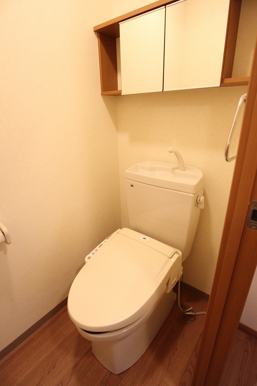 アルビレオ　A棟  温水洗浄便座・収納棚付きのトイレです。