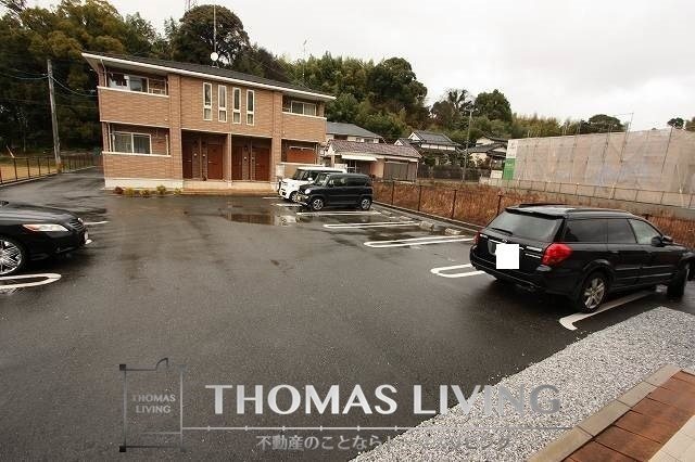 サニーコート川島 B 敷地内駐車場御座いますよ。