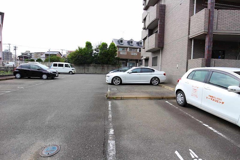 シャトレ天拝 広々とした駐車場