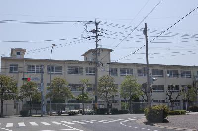 アンピール千早駅前通り 香椎第一中学校