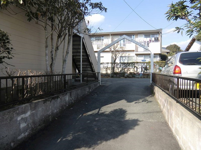 サンハイツ太宰府 道路沿いにはちょっとした門があります