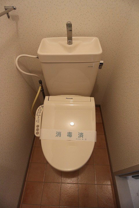 サニーコートムロマチ ウォッシュレット付で清潔感のあるトイレです。