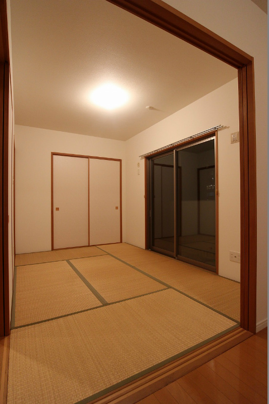 シャトレ大手町　N棟 和室があると落ち着きますね。収納もバルコニーもあります。