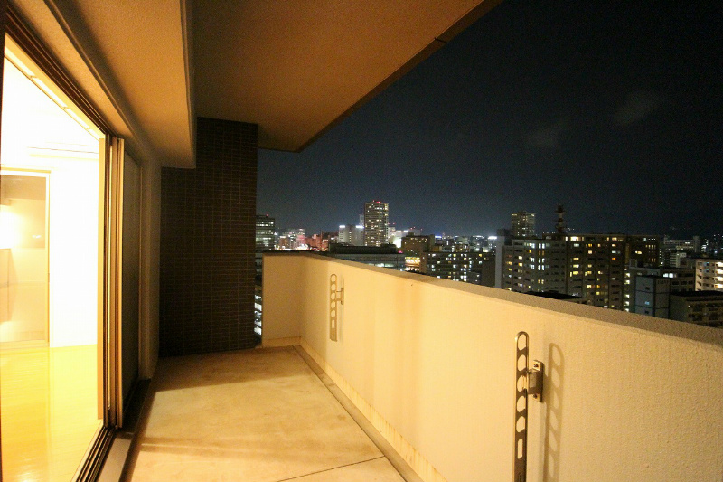シャトレ大手町　N棟 奥行、ワイドに広がるバルコニーが魅力です。