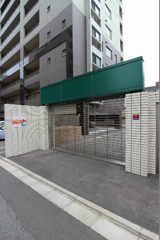 アヴィニールグランデ金田  駐車場はシャッター付です。