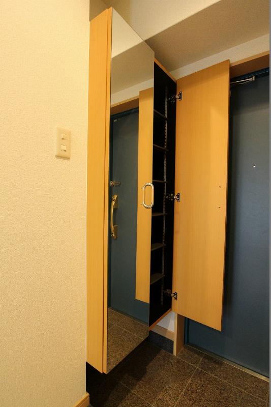 サンシャイン妙見表参道 鏡付の玄関収納で身だしなみの最終チェックが出来ます