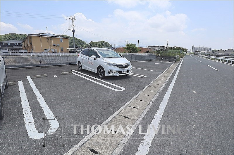 エステートまがり川21 駐車場