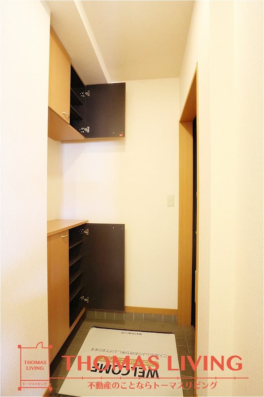 ロワイヤルT・N Ⅱ 収納が多くある玄関です。