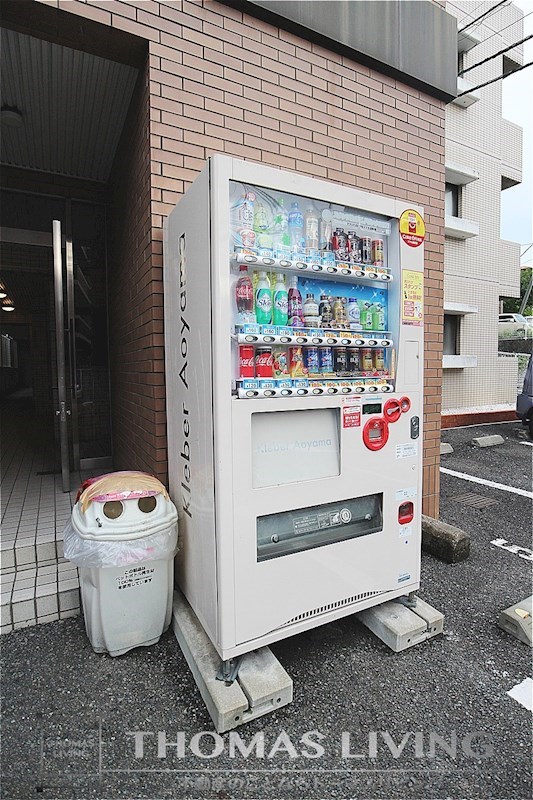 クレベール青山 物件入り口に自動販売機が設置されております。