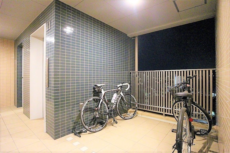 福岡県北九州市戸畑区新池１丁目 エレベーターを昇ると各階に駐輪スペースがあります。